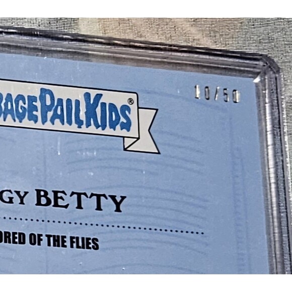 GPK Garbage Kids 2022 Bored of the Flies Patch Relic Buggy Betty 10/50 Perfect - Picture 3 of 3